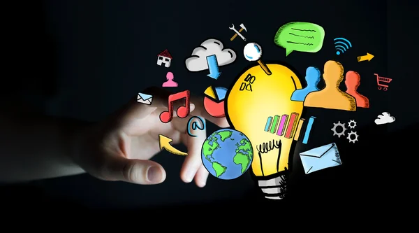 Empresário tocando mão desenhada lâmpada e ícones multimídia — Fotografia de Stock