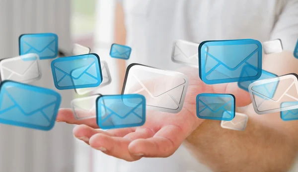 Geschäftsmann mit digitalen E-Mail-Icons — Stockfoto