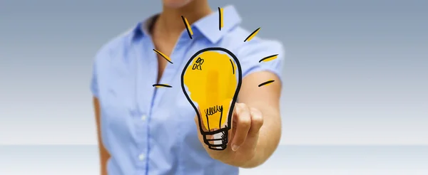 Podnikatelka dotýká ručně kreslenou žárovka — Stock fotografie