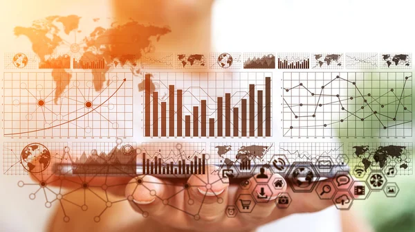 Podnikatel pomocí rozhraní digitálních graf — Stock fotografie