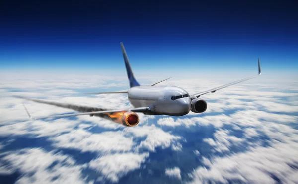 Uçak motoru yanıyor gökyüzü — Stok fotoğraf