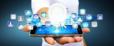 Ampul dijital simgelerle tutan işadamı