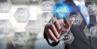 Modern dijital uygulamalar arabirimini kullanarak iş adamı