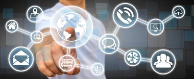 Dijital dokunmatik ekran arayüzü ile web simgesini kullanarak iş adamı