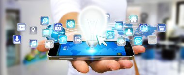 Ampul dijital simgelerle tutan işadamı