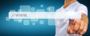 Dijital dokunsal web adres çubuğu ile internette sörf adam
