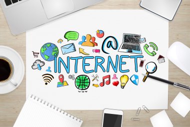 El internet tanıtımı office arka plan üzerinde çekilmiş.