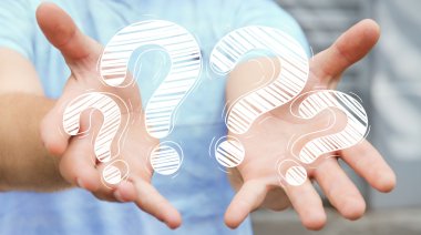 Elle çizilmiş soru işaretleri elinde tutan işadamı