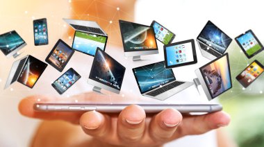 İşadamı teknik cihazlar cep telefonuyla bağlanma