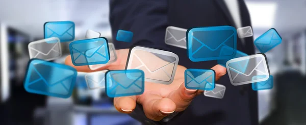 Biznesmen gospodarstwa cyfrowy e-mail ikony — Zdjęcie stockowe