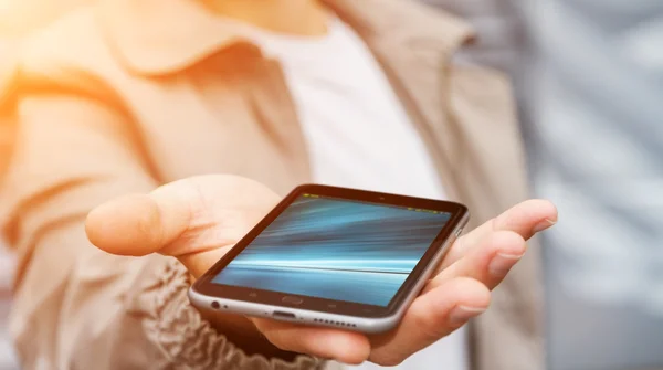 Empresario sosteniendo teléfono móvil moderno — Foto de Stock