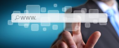 Dijital dokunsal web adres çubuğu ile internette sörf adam