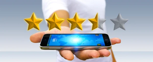Звезды рейтинга бизнесменов с помощью мобильного телефона — стоковое фото