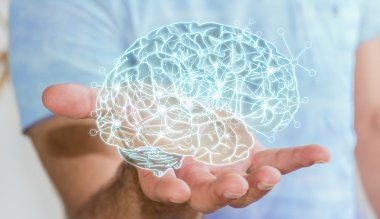 X-ışını insan beyni elinde tutan adam