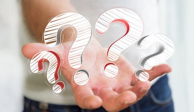 Elle çizilmiş soru işaretleri elinde tutan işadamı