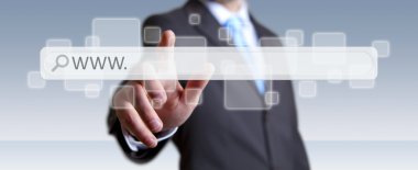 Dijital dokunsal web adres çubuğu ile internette sörf adam