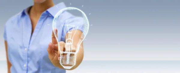 Бизнесмен трогает концепцию инновации лампочек-эскизов — стоковое фото