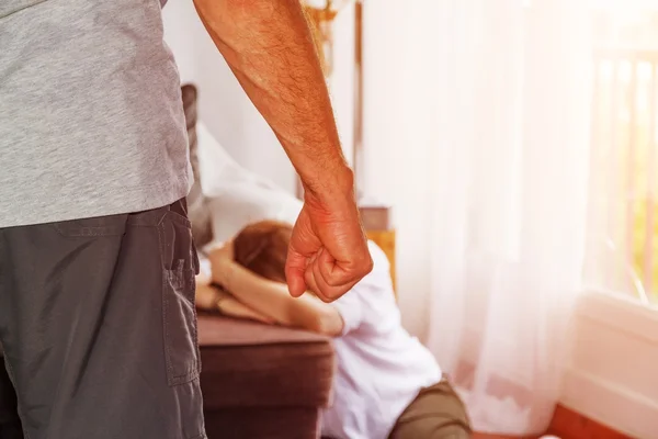 Violência doméstica em casa — Fotografia de Stock