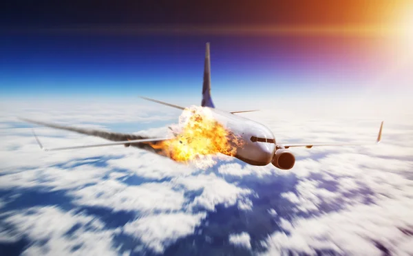 Avión en el cielo con motor en llamas — Foto de Stock