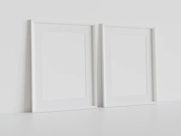 内部モックアップの白い床にもたれている2つの白い長方形のフレーム 壁に額装された写真のテンプレート3Dレンダリング — ストック写真