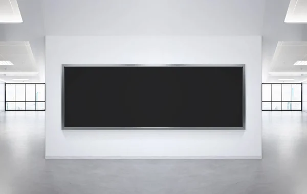黑色的全景画框挂在办公室墙上 在现代公司内部模仿一块广告牌 — 图库照片