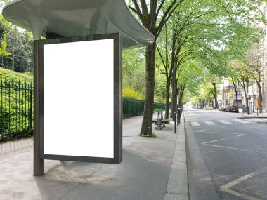 Paris 'te boş bir caddede boş bir otobüs durağı afiş modeli. Paris tarzı reklamlar güzel bir şehrin parkına yakın bir yerde.