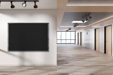 Ofis duvarında asılı siyah yatay çerçeve. Modern ahşap şirket iç mekanı 3D bir reklam panosunun kopyası.