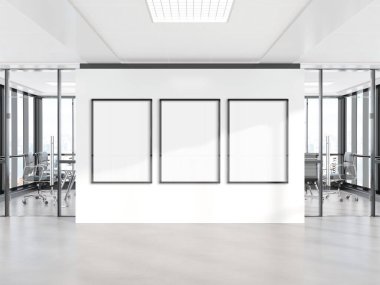 Ofis duvarında asılı üç dikey çerçeve. Modern beton şirketinin 3D döşeme içindeki reklam panolarının maketi