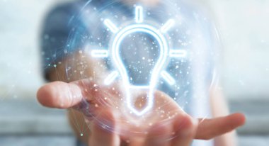 Bulanık arkaplandaki adam ampul neon dijital arayüz 3D görüntüleme kullanıyor