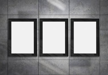 Yeraltı metro duvarında üç tane dikey reklam panosu var. Üç boyutlu reklam tablosu, tren istasyonunun iç mekânına istifçilik.