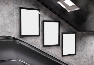 Yeraltı duvarında üç tane dikey reklam panosu var. Metro duvarına üç boyutlu reklam istifçiliği 3D görüntüleme