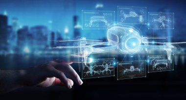 Karanlık arka plandaki iş adamı parmaklarındaki holografik insansız hava aracı projeksiyonuna dokunuyor.