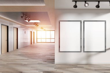 Ofis duvarında asılı iki dikey çerçeve. Modern ahşap şirket iç dekorasyonundaki reklam panolarını taklit et.