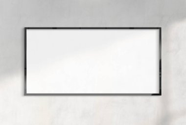 Güneşli beton bir duvarda asılı panoramik reklam panosu. Güneş ışığıyla yıkanmış bir pano çerçeve şablonu