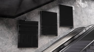 Yeraltı duvarında üç tane dikey reklam panosu var. Metro duvarına üç boyutlu reklam istifçiliği 3D görüntüleme