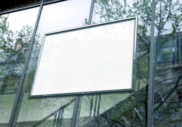 Cam Pencerede Dikdörtgen Beyaz Ilan Panosu Şirket Inşa Cephesinde Boş — Stok fotoğraf