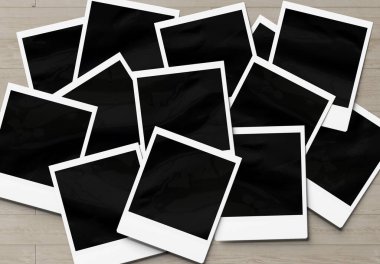 Bir yığın hazır fotoğraf, Mockup. Ahşap yüzeyde eski fotoğrafların yığını 3B görüntüleme