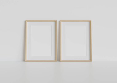 İki tane tahta dikdörtgen çerçeve iç döşemede beyaz zemine dayanıyor. 3B bir duvardaki resimlerin şablonu