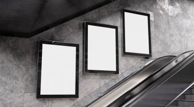 Yeraltı duvarında üç tane dikey reklam panosu var. Metro duvarına üç boyutlu reklam istifçiliği 3D görüntüleme