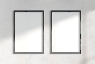 Güneşli beton bir duvarda asılı iki reklam panosu. 3 boyutlu güneş ışığıyla yıkanmış çerçevelerin şablonu