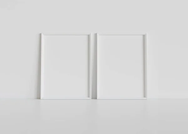 Δύο Λευκές Ορθογώνιες Κορνίζες Ακουμπισμένες Στο Λευκό Δάπεδο Εσωτερικό Διάκοσμο — Φωτογραφία Αρχείου