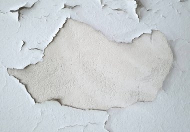 Boya dokusu soyuluyor. Eski hasarlı duvarda Grunge resmi