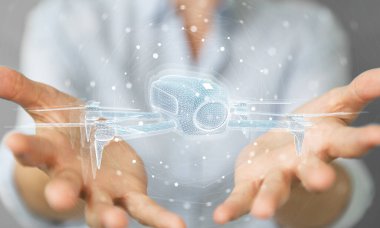 Arka planda bulanık duran bir kadın 3D görüntüsüyle modern drone 'u tutuyor ve dokunuyor.
