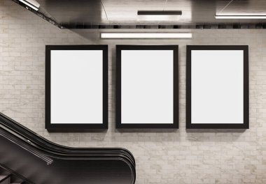 Yeraltı duvarında üç tane dikey reklam panosu var. Metro duvarına üç boyutlu reklam istifçiliği 3D görüntüleme
