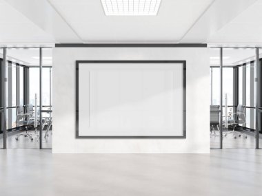 Ofis duvarında asılı siyah yatay çerçeve. Modern beton şirketinin 3D döşeme içindeki bir reklam panosunun maketi.