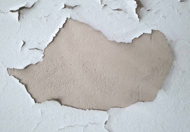 Boya dokusu soyuluyor. Eski hasarlı duvarda Grunge resmi