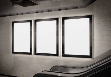 Yeraltı duvarında parlayan üç tane dikey reklam panosu. Metro duvarına üç boyutlu reklam istifçiliği 3D görüntüleme