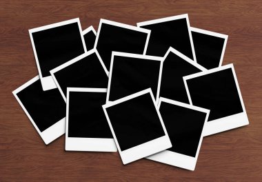 Bir yığın hazır fotoğraf, Mockup. Ahşap yüzeyde eski fotoğrafların yığını 3B görüntüleme
