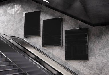 Yeraltı duvarında üç tane dikey reklam panosu var. Metro duvarına üç boyutlu reklam istifçiliği 3D görüntüleme