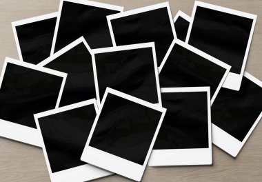 Bir yığın hazır fotoğraf, Mockup. Ahşap yüzeyde eski fotoğrafların yığını 3B görüntüleme